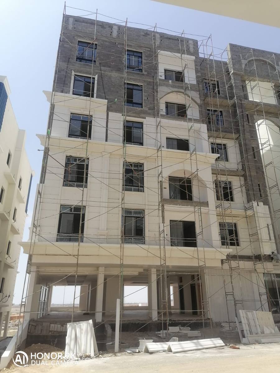 مبنى متعدد الأدوار قيد الإنشاء في جدة