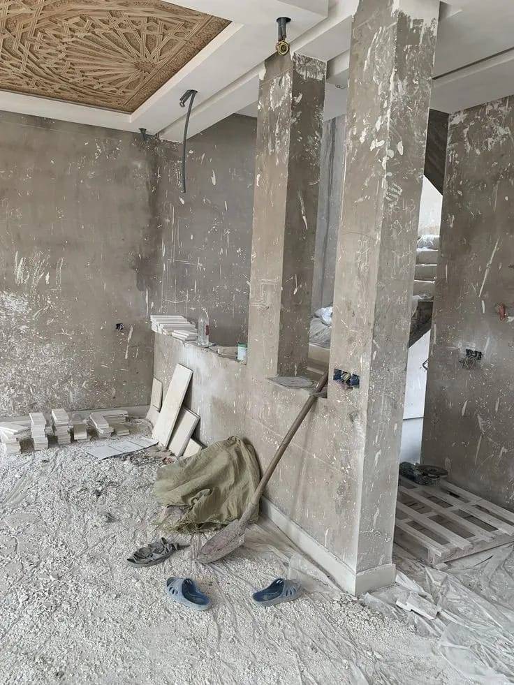 غرفة داخلية قيد التشطيب بأسقف هندسية