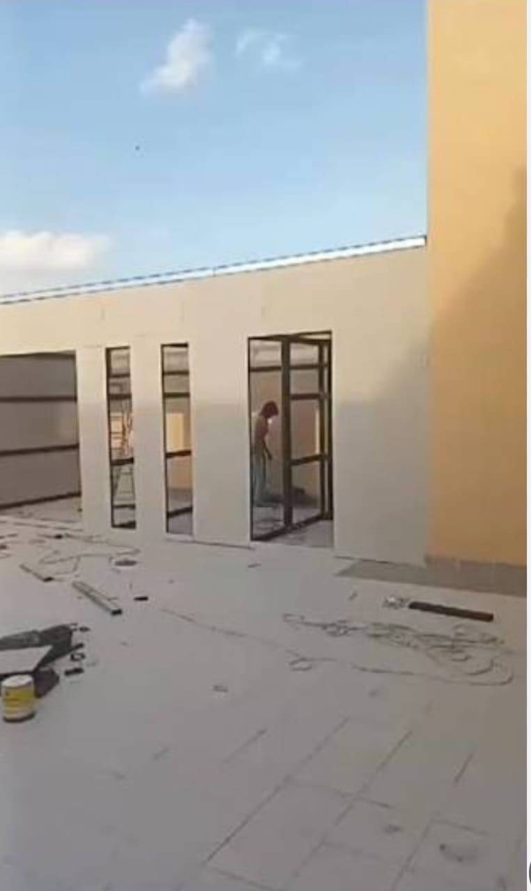 تراس سطح قيد الإنشاء والتشطيب