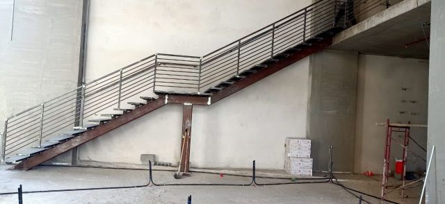 درج حديدي بدرابزين معدني